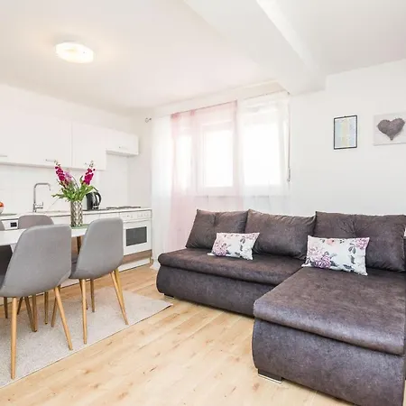 Apartman Cosy Near The Sport Center And Exercise Park Visnjik - *
