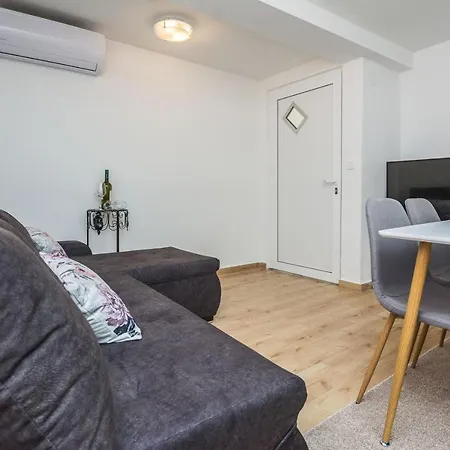 Cosy Near The Sport Center And Exercise Park Visnjik -